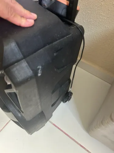 Vendo uma caixa de som da marca mundial