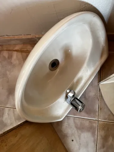 Pia de banheiro com torre