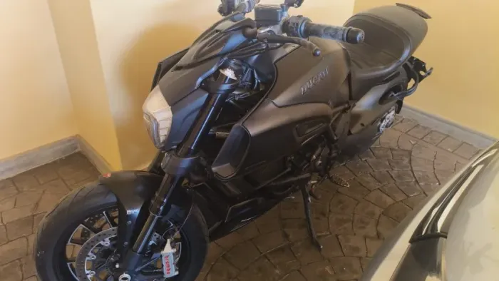 Vendo Moto DUCATI DIAVEL preta pouco rodado