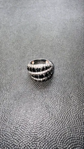 anel em prata 925 com zirconias. tam 16