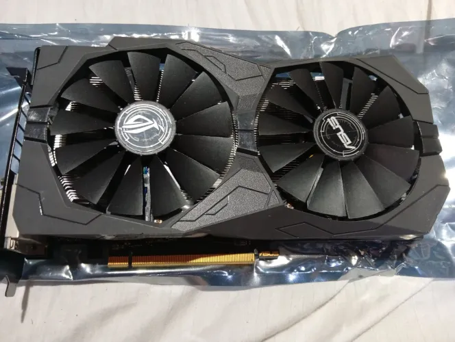 Placa De Vídeo RX 580 4GB ASUS ROG STRIX com LED