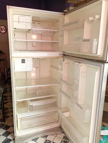 Vendo geladeira em bom estado,pra vender logo.1000 reais