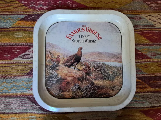 Bandeja whisky famous grouse envelhecido em metal vintage retrô