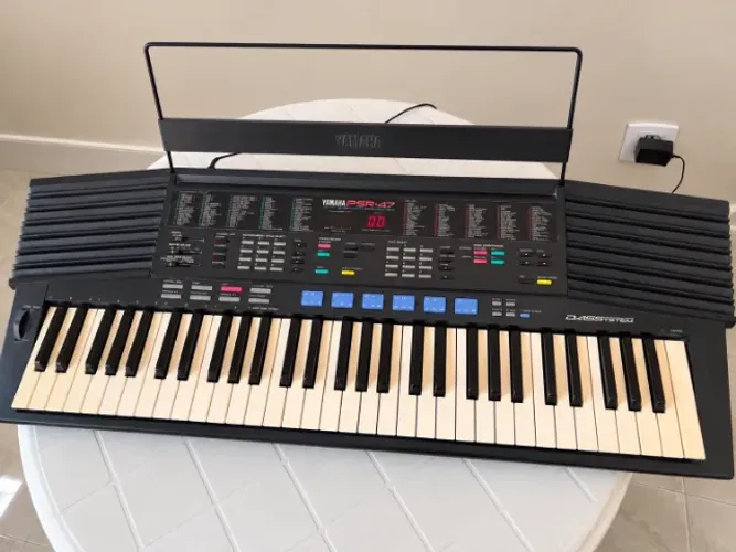 Teclado Yamaha PSR-47 preto