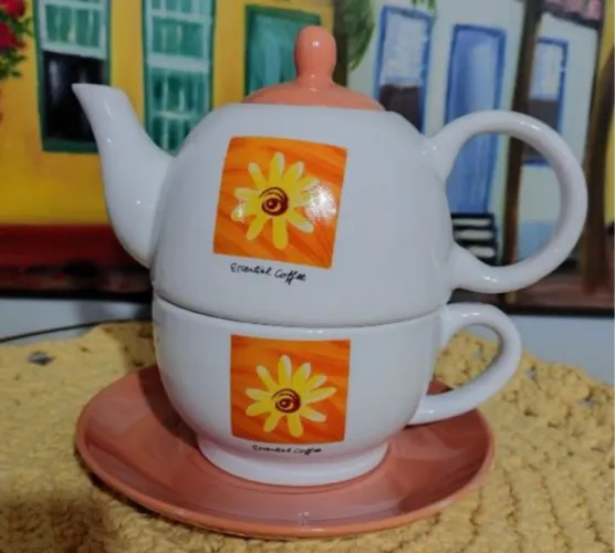 Torre de chá -Bule e xícara em porcelana