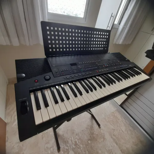 Teclado Yamaha PSR 410 SEMI NOVO COM SUPORTE E CAPA