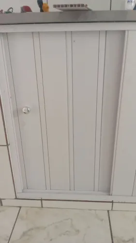 sala junto com cozinha área de serviço banheiro um quarto de casal 