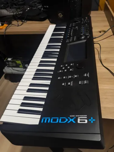 Teclado Yamaha MODX6+ com Hard Case