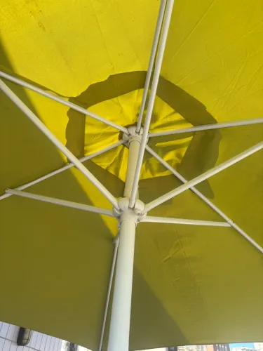 Ombrelone aguarda Sol área externa verde sem a base