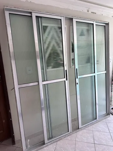 porta de alumínio quatro folhas