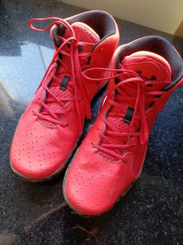 Tênis de basquete Under Armour.