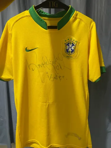 Camisa  autografada pelo Ronaldinho Gaúcho 