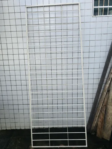 Vendo grade de ferro por 2 50 de. Lagura.e altura 97 