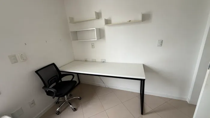 Vendo mesa e cadeira de escritório