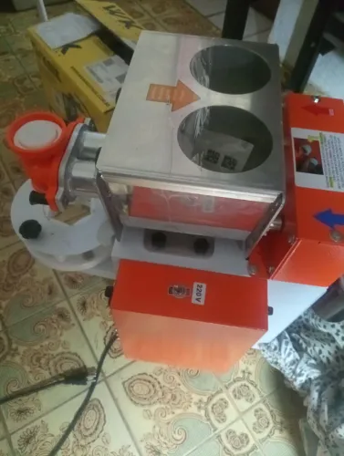 Vendo ou troco.Maquina de fazer 5000 mil salgado ou doce bem nova.