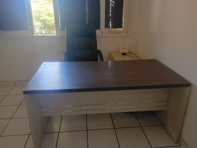 Cadeira, mesa armário de escritório