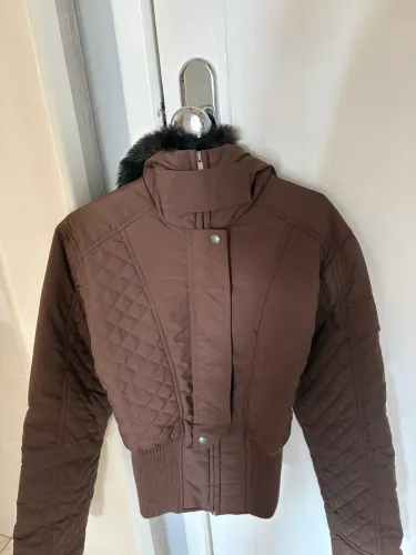 Jaqueta inverno com capuz peluciado original