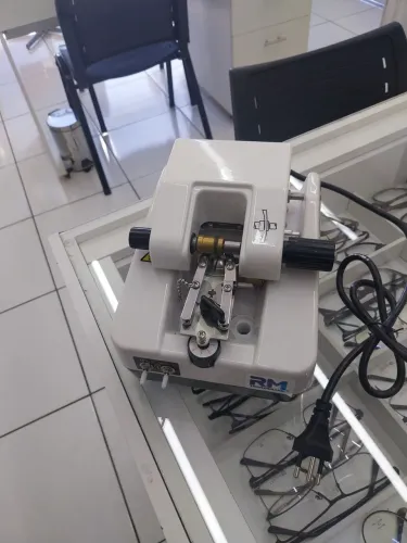 Máquina quebra cantos automática vision nova.