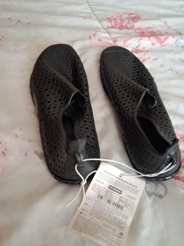 Sapatilha para praia e piscina unisex preta.