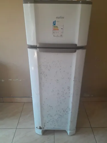 Vendo uma geladeira motivo comprei uma maior nunca deu problema faltando apenas pintar