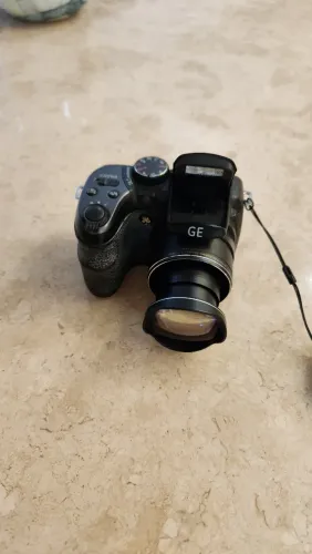 Câmera Digital GE 14.1MP / Super Zoom + Flash Pop-up