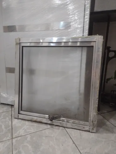 Janela maxiar 60x60 alumínio brilhante 