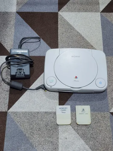 Ps one com fonte original + dois cartões de memória
