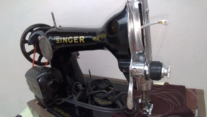 Máquina de costura Singer antiga 110v