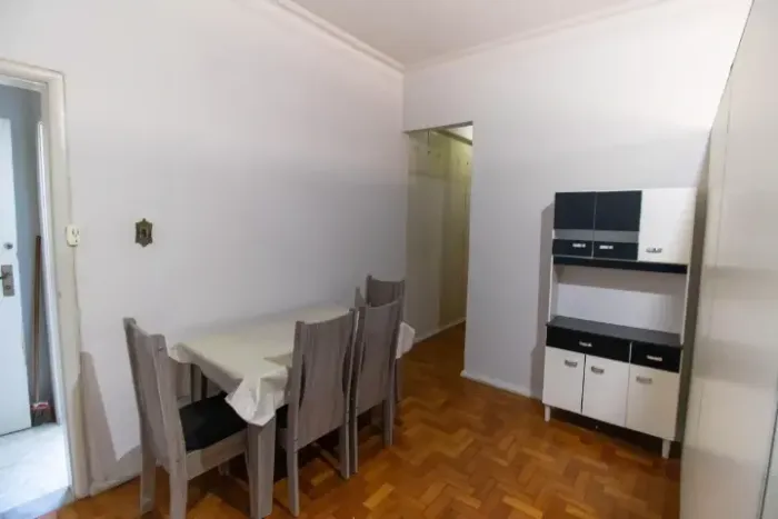 Excelente 2 quartos. Amplo, arejado, iluminado, ótima localização
