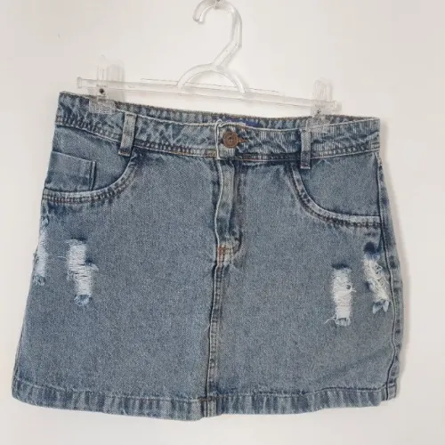 Saia jeans, estilo rasgado. Tamanho P/M