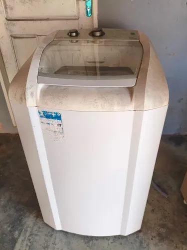 Máquina de lavar roupa com defeito