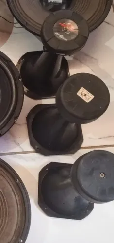 Vendo tem 3 cornetas 
