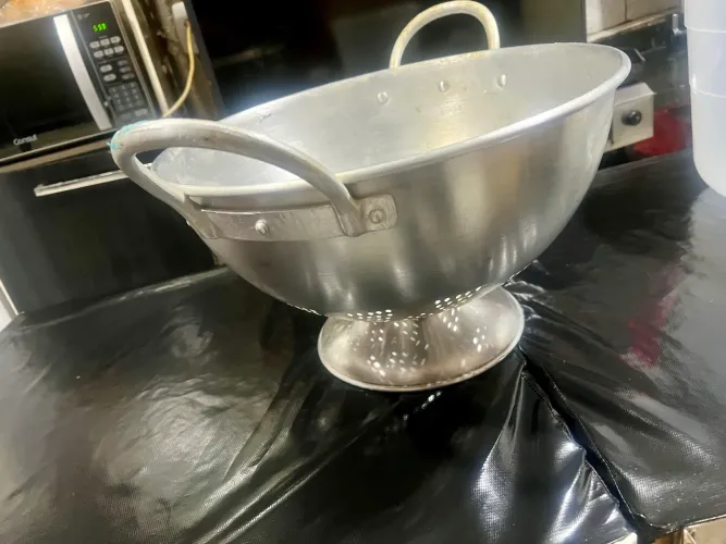 Escorredor de alumínio bem grande 100