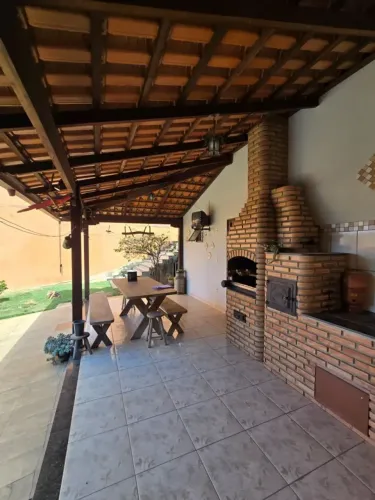 Casa 3 quartos c/ suíte c/ 03 vagas c/ piscina B. Jardim Riacho em Contagem-MG