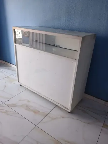 Balcão de atendimento com vitrine