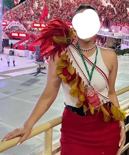 Acessório ombreira com penas e miçangas vermelho indígena