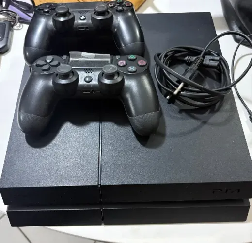 PLAYSTATION 4 500GB + 2 CONTROLES