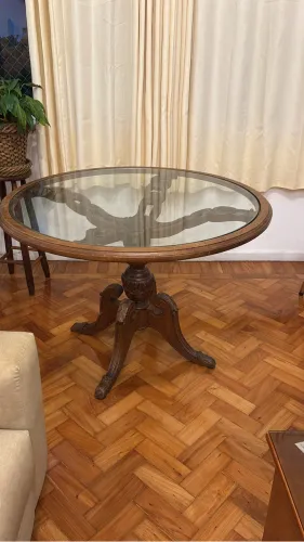 Linda mesa de jantar redonda com suporte de madeira esculpido!