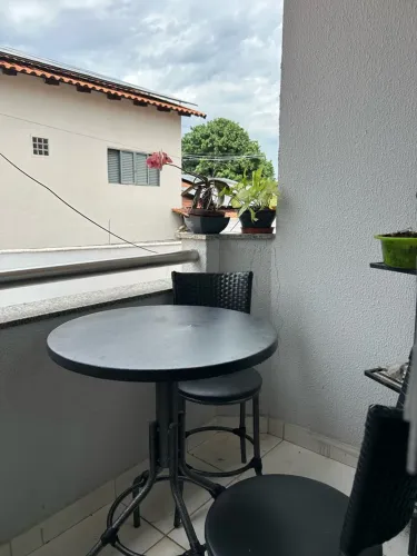 Conjunto para Varanda Mesa + 2 Cadeiras de Ferro e Couro Sintético (Cactos Móveis)