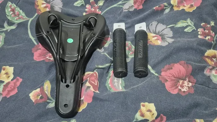 Selim de bicicleta da marca KRW e Manoplas (Elas vinham com a bicicleta, novas)