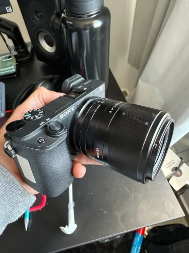 Sony A6400 com lente AF 23mm 1.4 (sem bateria)