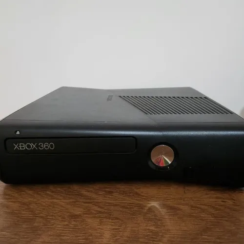 Vendo Xbox 360 sem controle +kinect+cinco jogos originais R$600,00