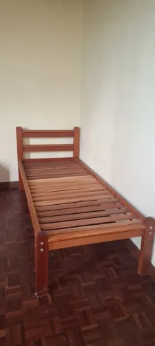 Cama de madeira maciça