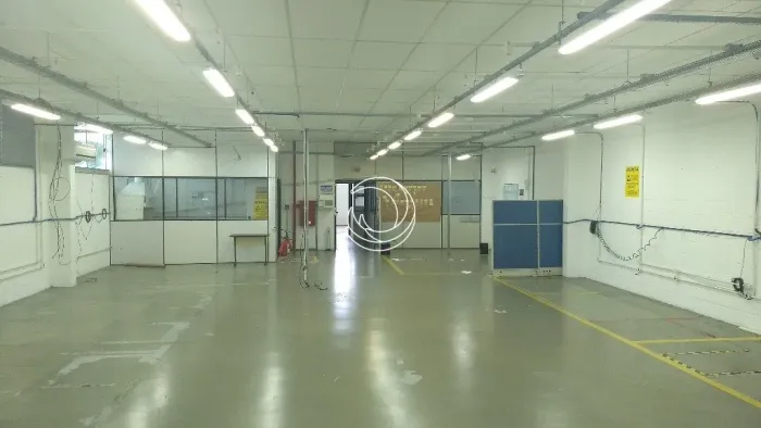 Prédio comercial de 1.010m² em Capoeiras