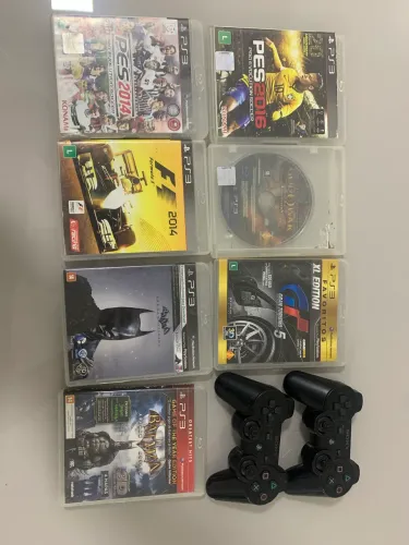 Jogos originais PS3 Blu-Ray + dois controles.