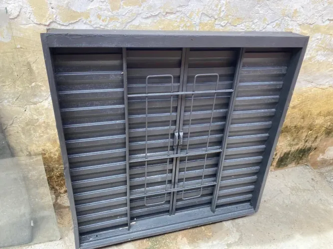 Janelas muito bem conservadas 1x1 e 1x130