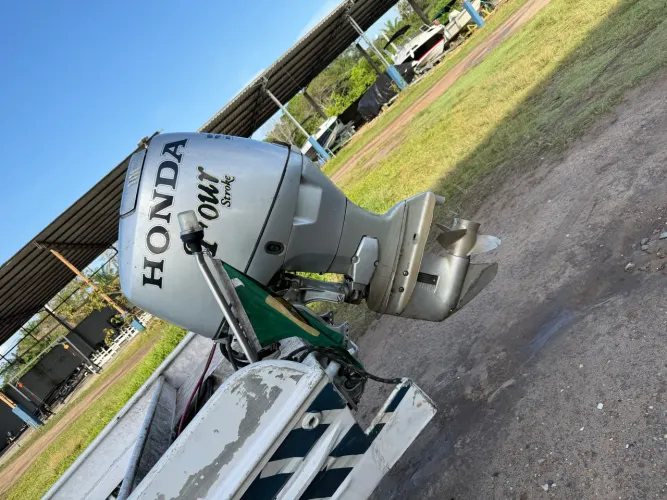 Bote de 6 metros com motor Honda 50 Hp 4 tempos 