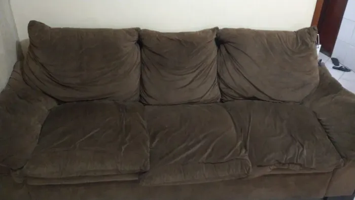 Sofá bem confortável concervado 