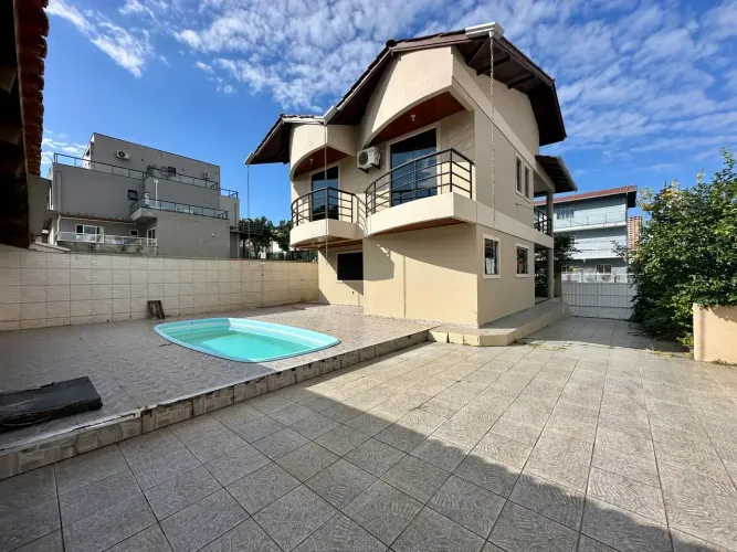 Sobrado para venda com 251m², 5 quartos, Piscina, Ariribá - Balneário Camboriú - SC
