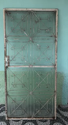 Vende-se Porta de ferro com vidros e portal
